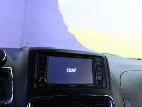 Used 2018 Dodge Grand Caravan SE w/ UConnect Hands-Free Group image 15
