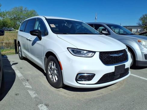Used 2024 Chrysler Pacifica Touring-L FWD image 7