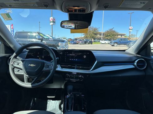Certified 2025 Chevrolet Trax LT FWD image 12