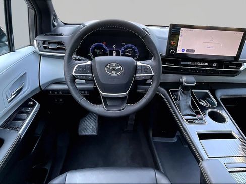 Used 2026 Toyota Sienna XSE AWD/4WD image 6