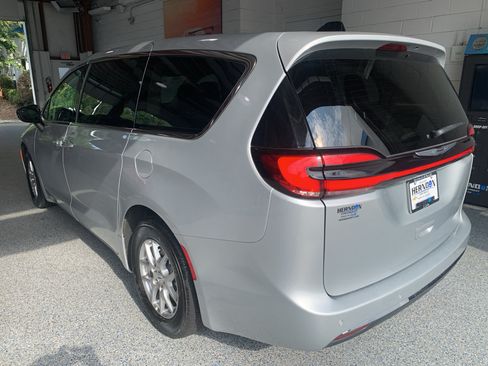 Used 2024 Chrysler Pacifica Touring-L FWD image 6