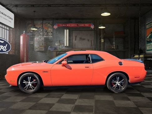 Used 2009 Dodge Challenger SRT8 w/ SRT Option Group II RWD image 3