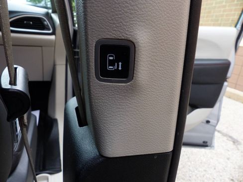 Used 2020 Chrysler Pacifica Touring-L w/ Tire & Wheel Group FWD image 48
