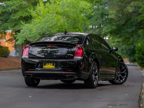 Used 2019 Chrysler 300 S w/ 300S Premium Group 2 RWD image 4