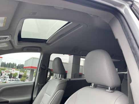 Certified 2020 Toyota Sienna XLE FWD image 22