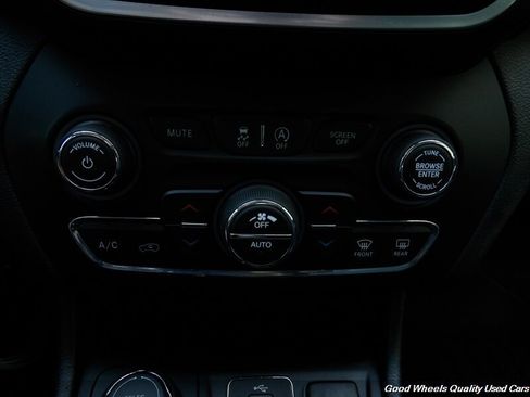 Used 2019 Jeep Cherokee Limited AWD/4WD image 30