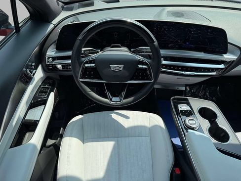 Used 2026 Cadillac Lyriq Luxury w/ LPO, Floor Liner Package AWD/4WD image 4