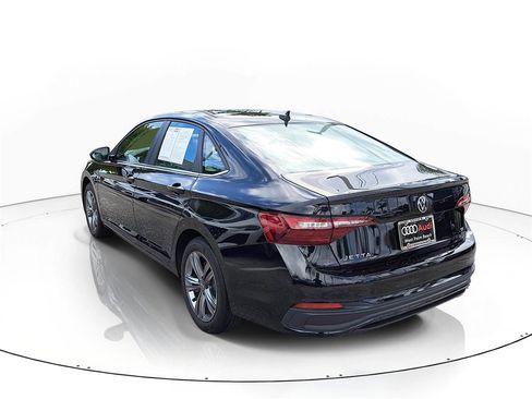 Used 2023 Volkswagen Jetta SE w/ Panoramic Sunroof Package image 3