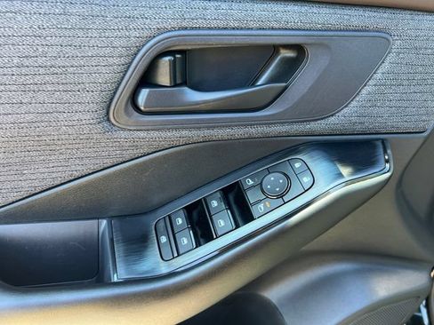 Used 2023 Nissan Rogue S FWD image 11