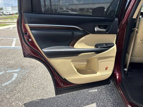Used 2015 Toyota Highlander Limited Platinum FWD image 12