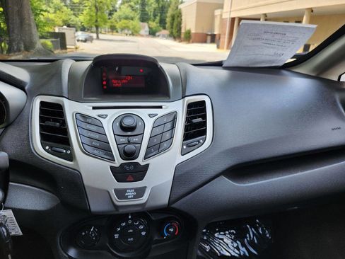 Used 2012 Ford Fiesta SE image 9