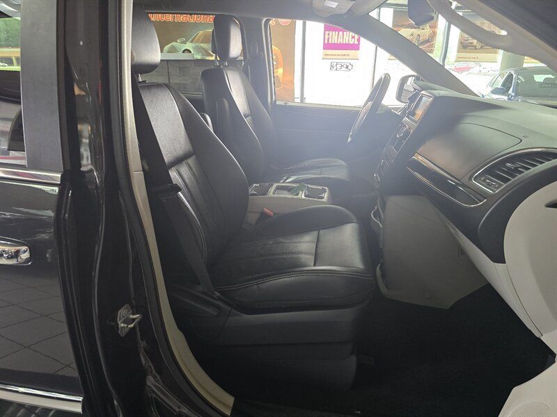 Used 2015 Chrysler Town & Country Touring w/ Driver Convenience Group FWD image 15