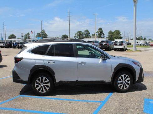 Used 2023 Subaru Outback Premium AWD/4WD image 5