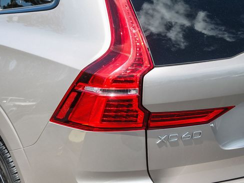 Used 2025 Volvo XC60 B5 Core AWD/4WD image 9