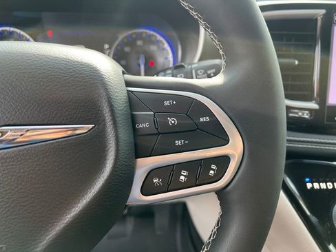Used 2022 Chrysler Pacifica Touring-L FWD image 17
