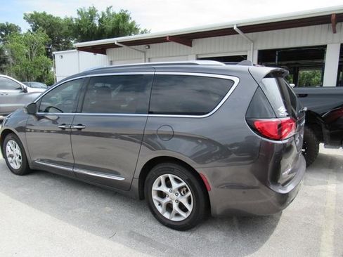 Used 2020 Chrysler Pacifica Touring-L Plus w/ Tire & Wheel Group FWD image 6