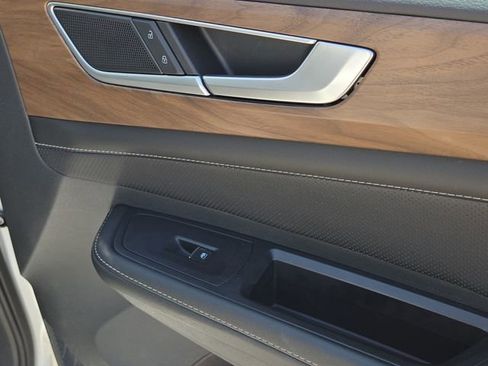 Used 2025 Volkswagen Atlas SE image 14