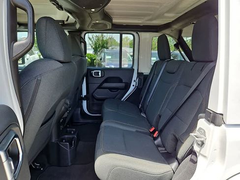 Used 2025 Jeep Wrangler Unlimited Sahara AWD/4WD image 9