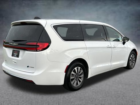 Used 2024 Chrysler Pacifica Limited FWD image 5