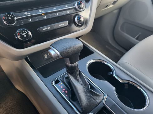 Used 2021 Kia Sedona LX image 24