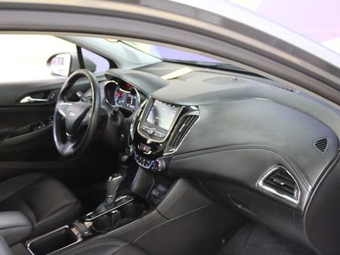 Used 2019 Chevrolet Cruze Premier FWD image 10