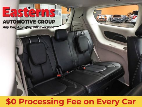 Used 2023 Chrysler Pacifica Touring-L FWD image 24