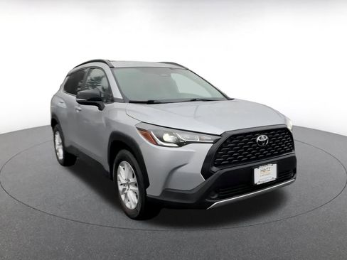 Used 2025 Toyota Corolla Cross LE image 3