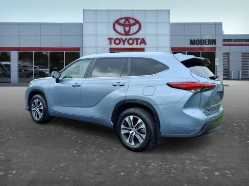 Used 2023 Toyota Highlander XLE FWD image 3