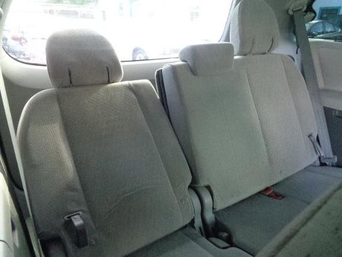 Used 2017 Toyota Sienna LE image 29