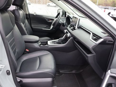 Used 2020 Toyota RAV4 XLE Premium image 19