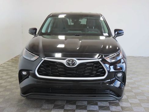 Used 2024 Toyota Highlander LE AWD/4WD image 2
