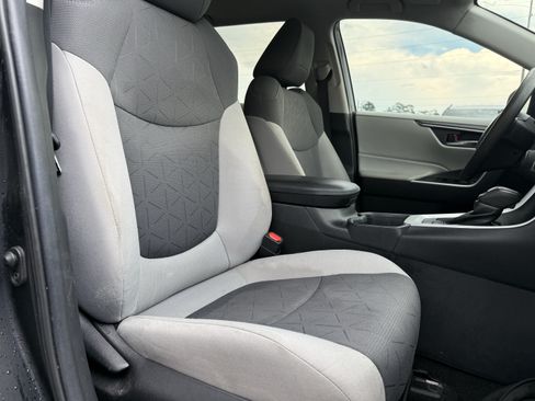 Used 2020 Toyota RAV4 XLE w/ Convenience Package FWD image 34