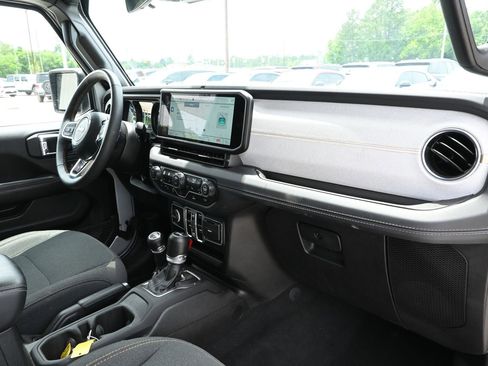 Used 2024 Jeep Wrangler Unlimited Sahara AWD/4WD image 31