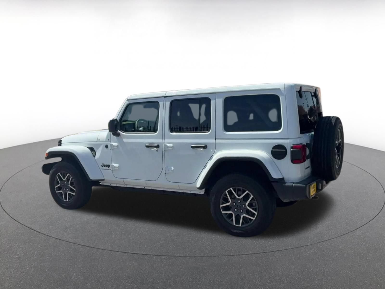 Used 2025 Jeep Wrangler Unlimited Sahara AWD/4WD image 9