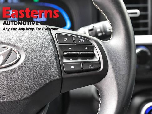 Used 2025 Hyundai Venue Limited image 16