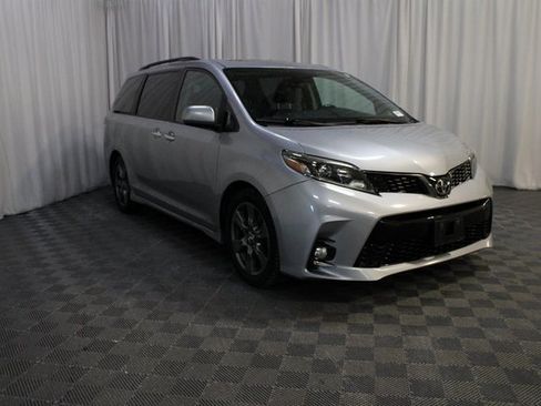 Used 2018 Toyota Sienna SE image 28