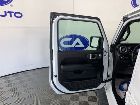Used 2019 Jeep Wrangler Unlimited Sahara AWD/4WD image 13
