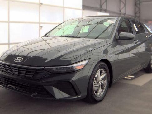 Used 2026 Hyundai Elantra SE FWD image 1