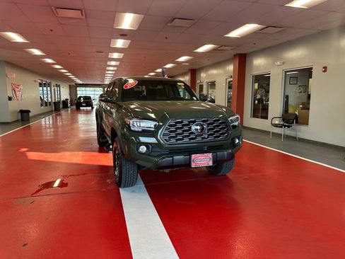 Certified 2022 Toyota Tacoma TRD Off-Road w/ Technology Package AWD/4WD image 2