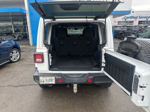 Used 2018 Jeep Wrangler Unlimited Sahara image 12