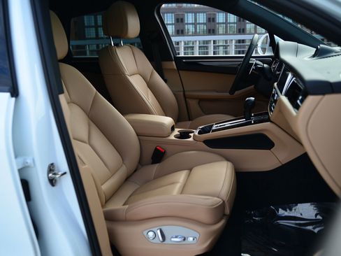 Certified 2025 Porsche Macan image 23