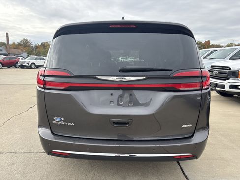 Used 2023 Chrysler Pacifica Touring-L image 4