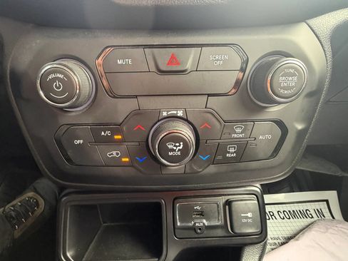 Used 2018 Jeep Renegade Limited FWD image 19