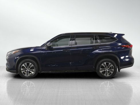 Used 2022 Toyota Highlander XLE image 2
