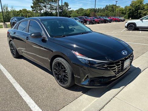 Used 2023 Hyundai Elantra Limited FWD image 2