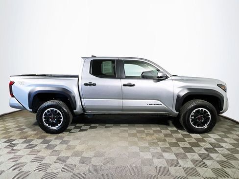 Certified 2025 Toyota Tacoma TRD Off-Road AWD/4WD image 9