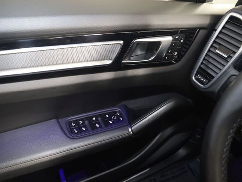 Used 2023 Porsche Cayenne Platinum Edition AWD/4WD image 29