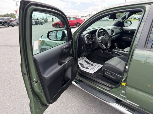 Used 2021 Toyota Tacoma TRD Off-Road w/ Technology Package AWD/4WD image 16