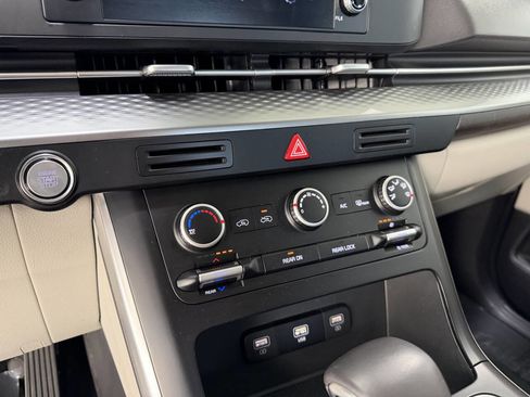 Used 2023 Kia Carnival LX image 30