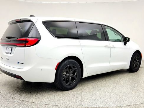 Used 2024 Chrysler Pacifica Limited FWD image 5